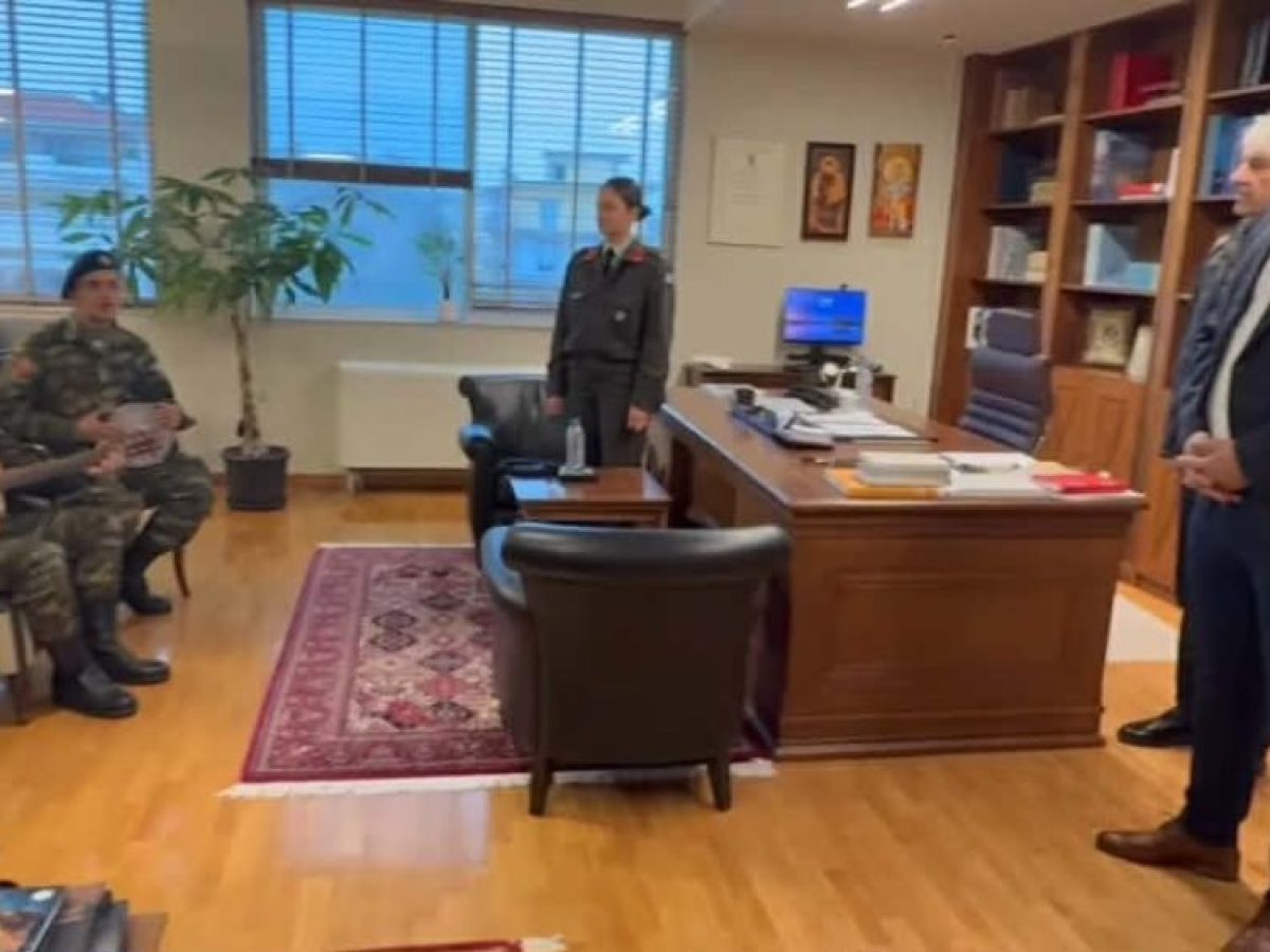 Τα κάλαντα άκουσε ο Θανάσης Μαυρομμάτης από τη Φιλαρμονική και το 2/39 Σύνταγμα Ευζώνων