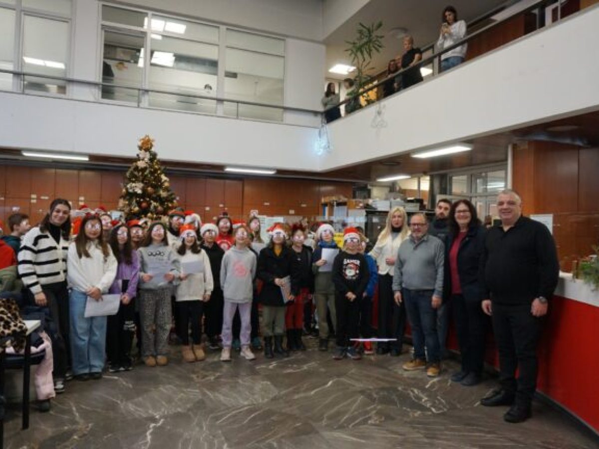 Τα κάλαντα έψαλλαν στο Δημαρχείο Κομοτηνής παιδιά του 3ου Δημοτικού Σχολείου της πόλης και μέλη του Συλλόγου “αξίΖΩ” ΙΚΕ (φωτος)