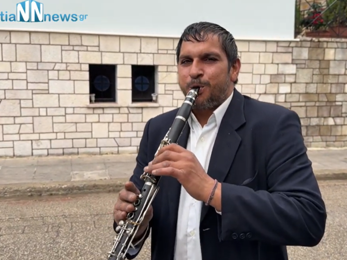 Τα κάλαντα με κλαρίνο στους δρόμους της Ναυπάκτου. Βίντεο