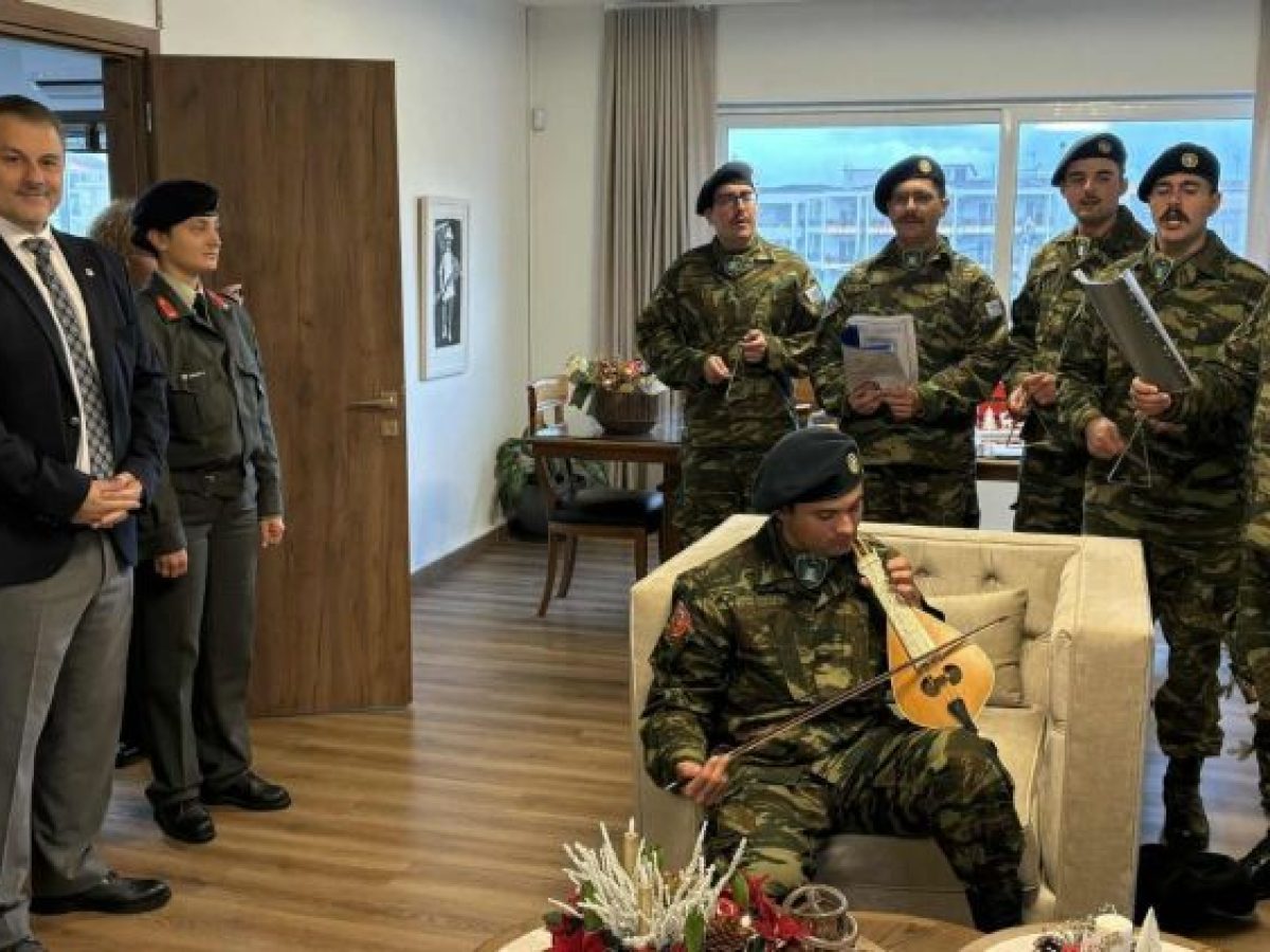 Τα κάλαντα στο Δήμαρχο Μεσολογγίου έψαλαν η Δημοτική Φιλαρμονική και το 2/39 Σύνταγμα Ευζώνων