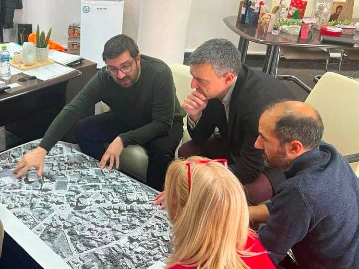 Τα πεζοπόρα σχολικά λεωφορεία  και το Καλαμπάκι ως περίπτωση  βέλτιστης πρακτικής  Μιλάει στον «Π.Τ.» ο κ. Νικήτας καθηγητής Βιώσιμων Μεταφορών και Συγκοινωνιών του Μέλλοντος στο Λονδίνο