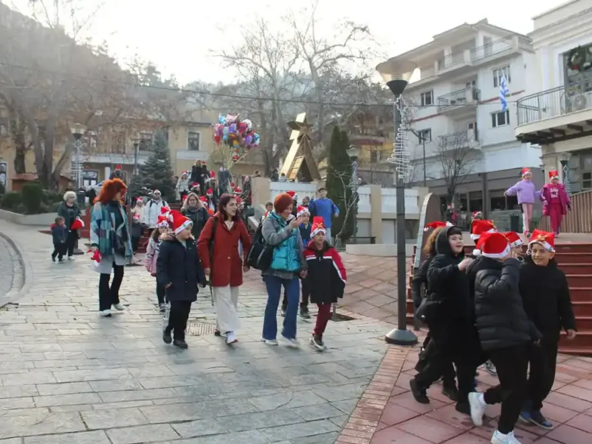 Τα Σέρβια γέμισαν κόκκινο, χαμόγελα και παιδικές φωνές στο Santa Run 2025