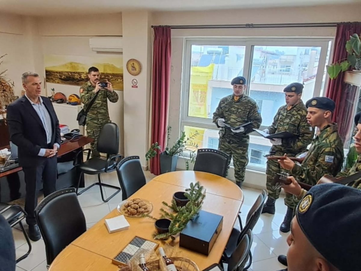 Τα… έψαλαν στον Βακαλόπουλο παιδιά, στρατιώτες και χορωδοί