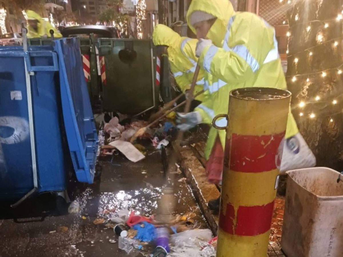 Θεσσαλονίκη: Μέσα στη βροχή καθάριζαν όλο το βράδυ μετά το γλέντι οι υπάλληλοι του Δήμου (ΦΩΤΟ)