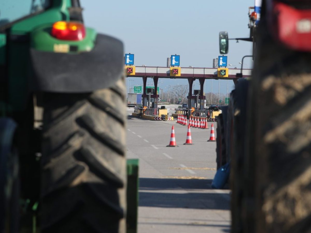 Θεσσαλονίκη: Άνοιξε προσωρινά το ρεύμα προς Αθήνα στο μπλόκο των Μαλγάρων