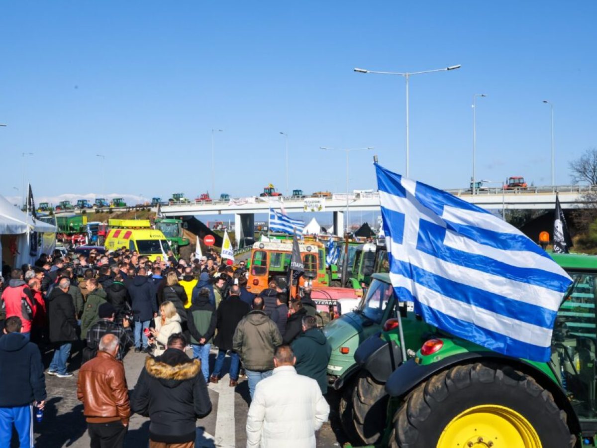 Τη Δευτέρα «κόβουν» την Ελλάδα στα δύο οι αγρότες – 14 μπλόκα και 4 αγροτικοί σύλλογοι λένε «ναι» σε διάλογο με την κυβέρνηση