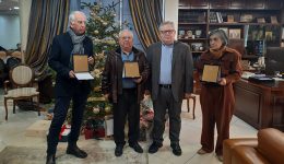 timitikes-plaketes-se-ipallilous-pou-1