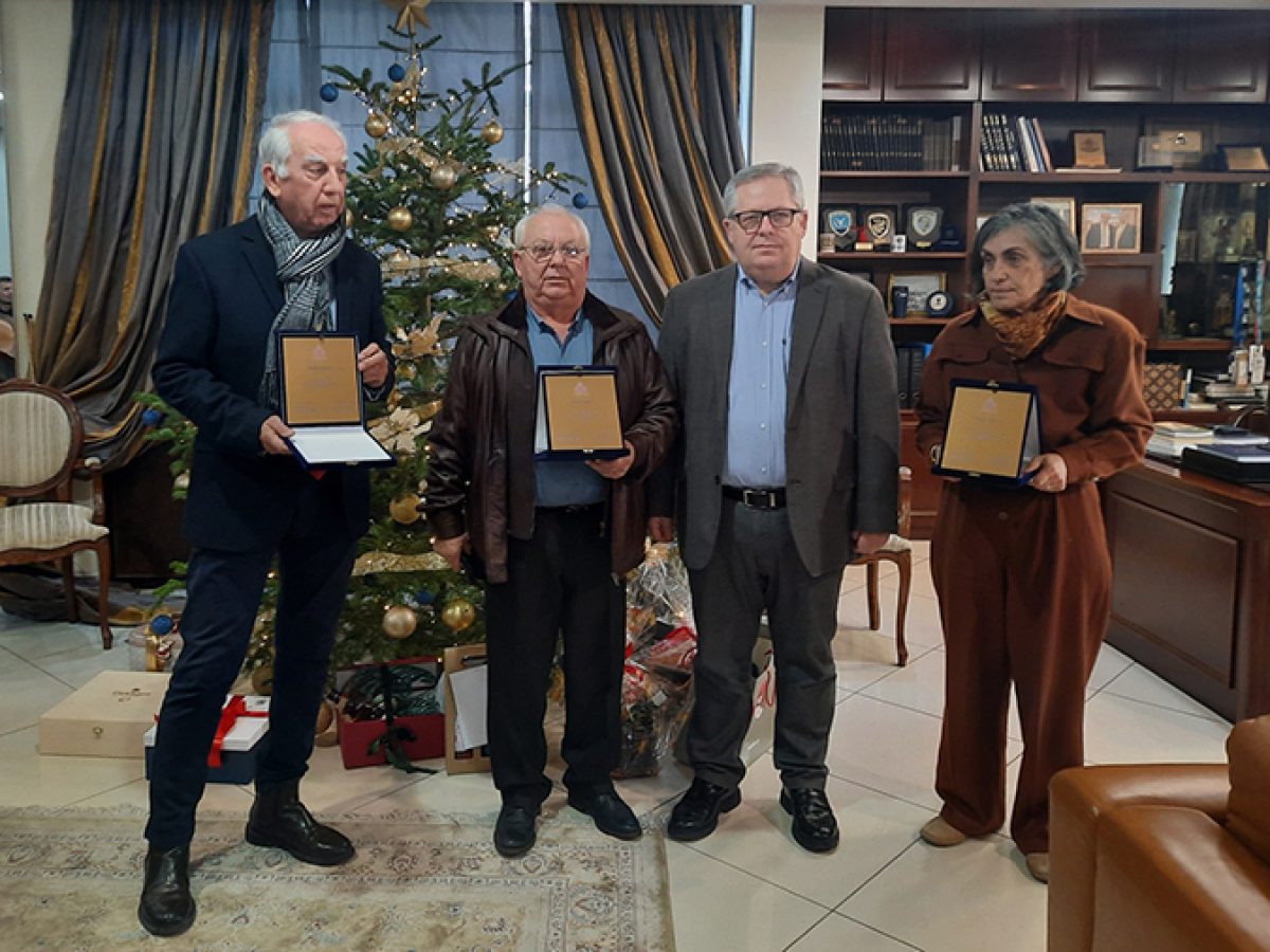 Τιμητικές πλακέτες σε υπαλλήλους που συνταξιοδοτήθηκαν