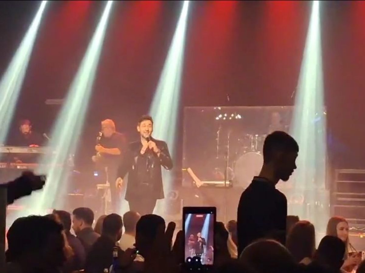 Το αδιαχώρητο στο ρεβεγιόν των Χριστουγέννων στον Βόλο – Ξεσήκωσε το κοινό γνωστός τραγουδιστής (βίντεο)