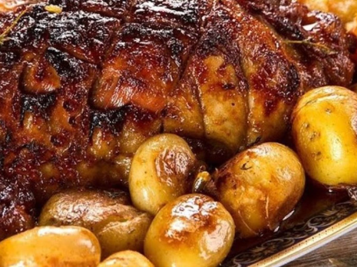 Το χριστουγεννιάτικο χοιρινό που κλέβει την παράσταση στο γιορτινό τραπέζι(Βίντεο)