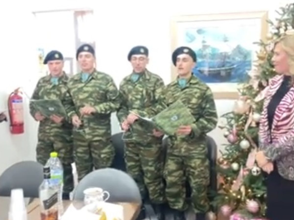 Το Δημαρχείο γέμισε  μελωδίες, χαμόγελα και εορταστικές ευχές.