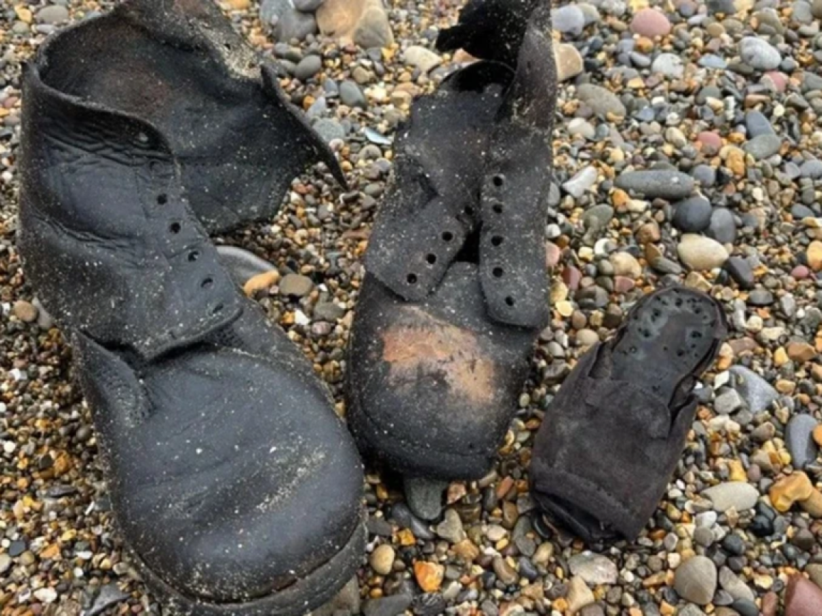 Το Αίνιγμα της Ogmore: Εκατοντάδες Βικτωριανά Παπούτσια Ξεβράζονται στις Ακτές της Ουαλίας