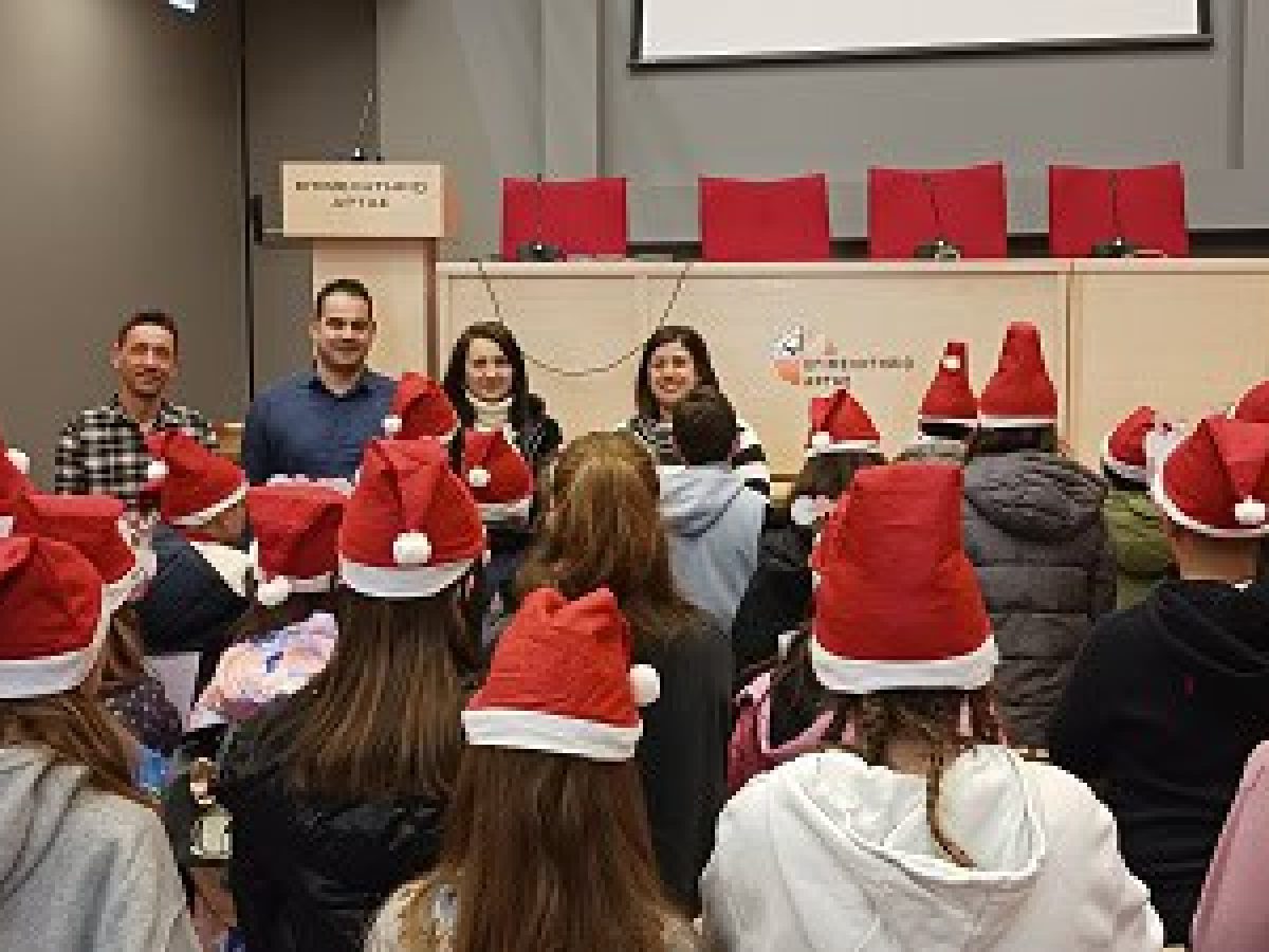 Το Επιμελητήριο Άρτας επισκέφτηκαν μαθητές και μαθήτριες του 2ου Δημοτικού Σχολείου Άρτας για να ψάλλουν τα χριστουγεννιάτικα κάλαντα