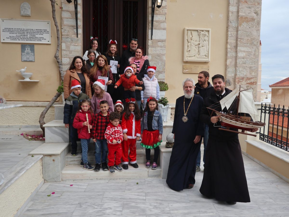 Το Επισκοπείο Σύρου πλημμύρισε από ευχές και τα Κάλαντα, που έψαλαν στον Σεβασμιώτατο κ. Δωρόθεο Β’ πιστοί κάθε τάξεως και ηλικίας