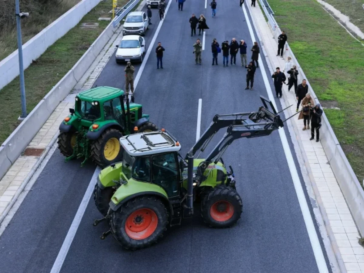 Τρακτέρ στους δρόμους, οικονομία σε δοκιμασία: το πολιτικό στοίχημα των γιορτών