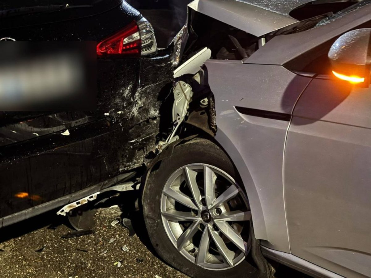 Τραυματίας νεαρός οδηγός ΙΧ σε τροχαίο στο Αγρίνιο – Έπεσε σε παρκαρισμένα