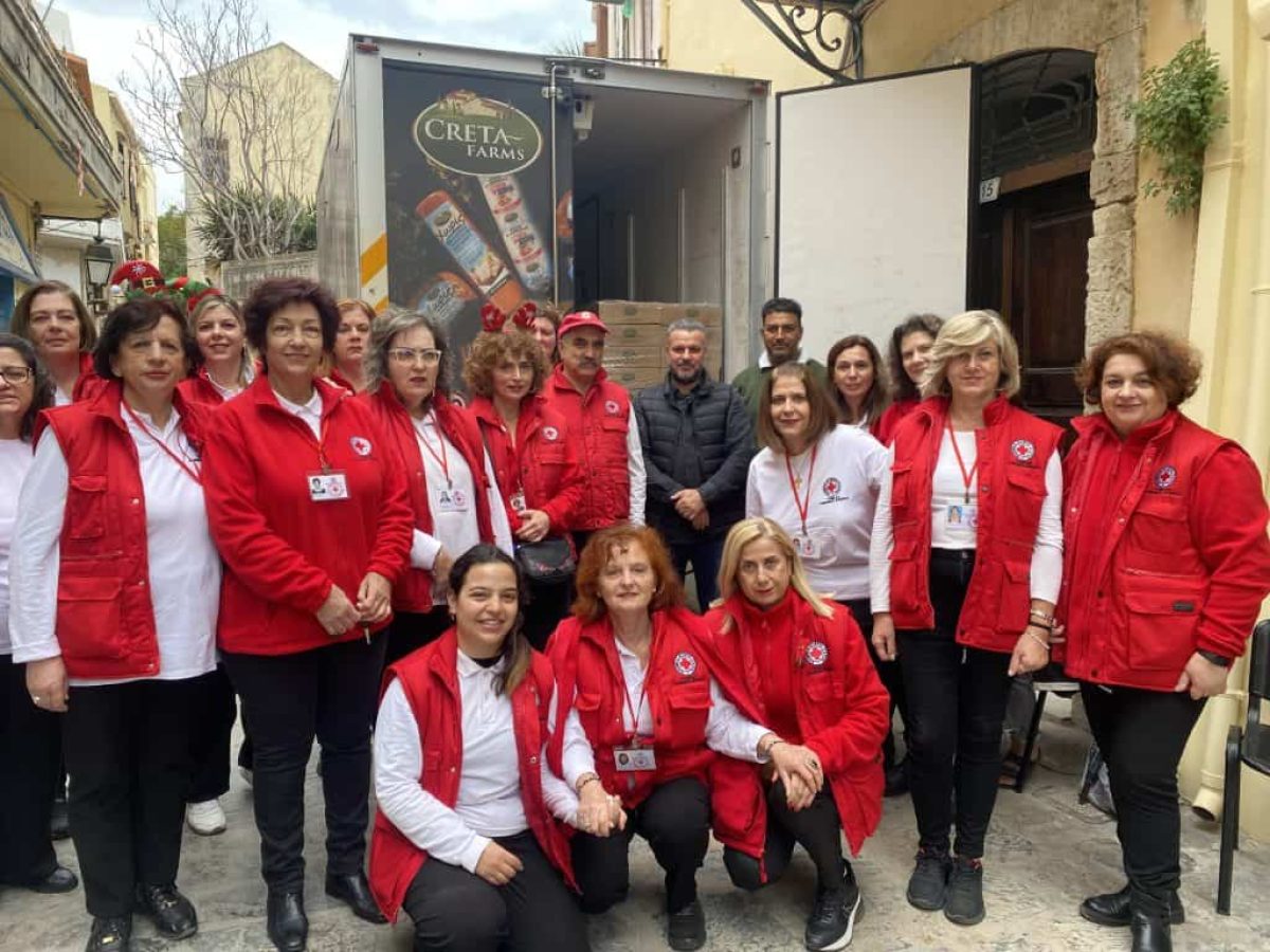 «Τσάντες αγάπης» σε περισσότερες από 150 οικογένειες από τους εθελοντές του Περιφερειακού τμήματος Ρεθύμνου του Ε.Ε.Σ.
