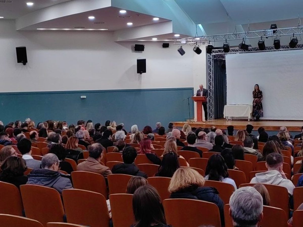 Βράβευση Αριστούχων Μαθητών Γυμνασίου και Λυκείου Λουτρακίου απο το Νικολοπούλειο Ίδρυμα   (video-φώτο)