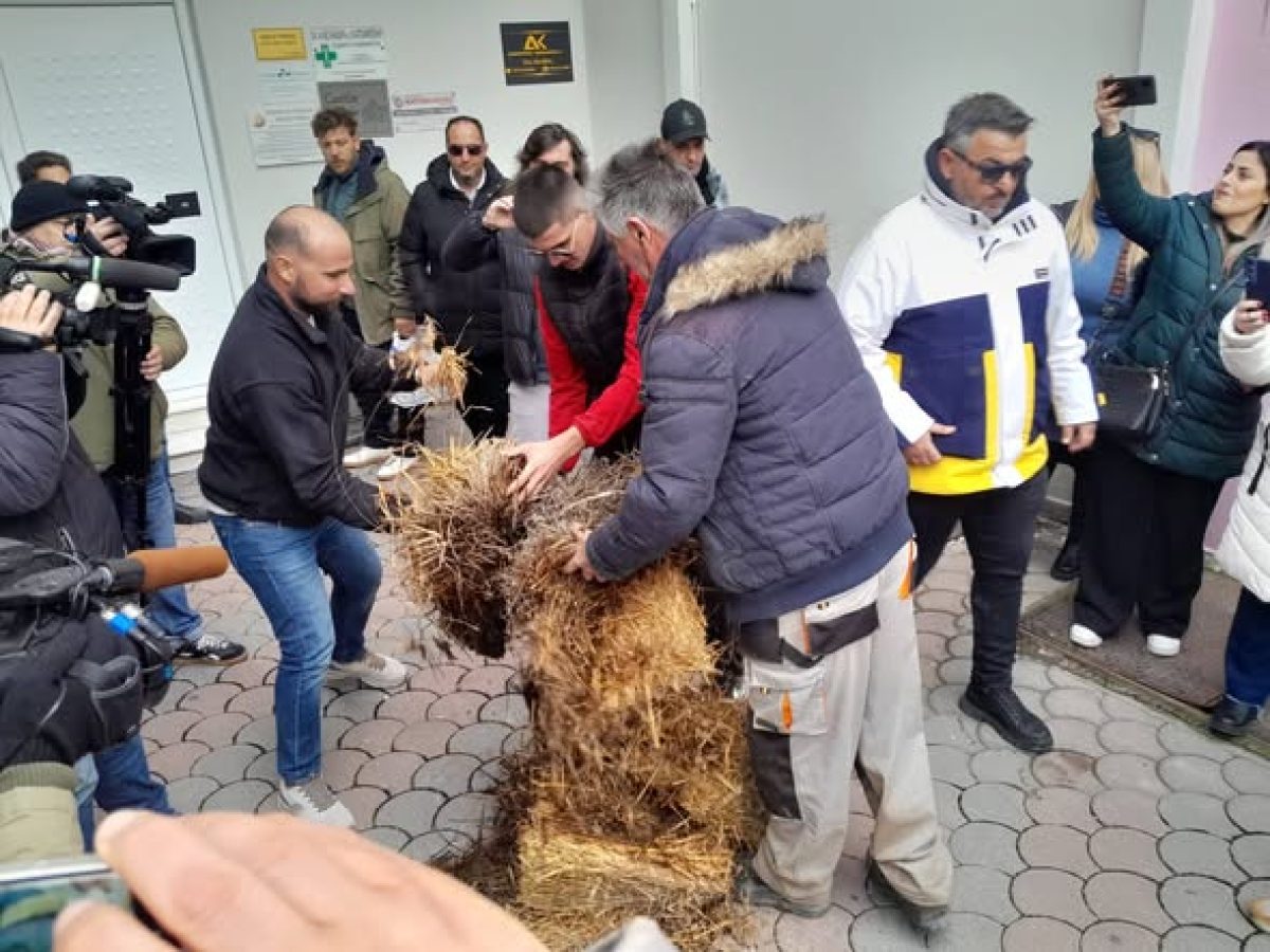 Άχυρα πέταξαν οι Τρικαλινοί αγρότες στα γραφεία βουλευτών της ΝΔ