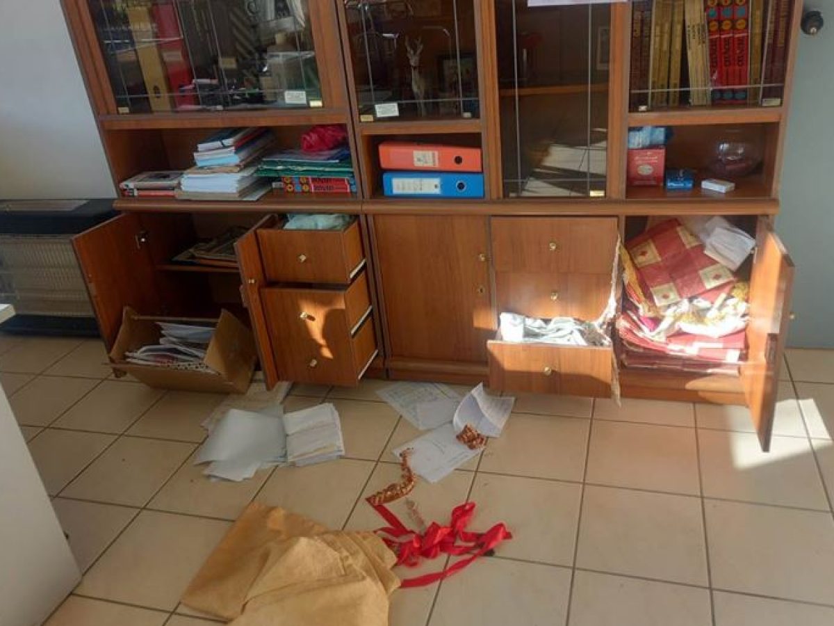 Άγνωστοι βανδάλισαν το Περιφερειακό Ιατρείο και τα ΚΑΠΗ Μαραθώνα – Μηνύσεις από τον δήμο