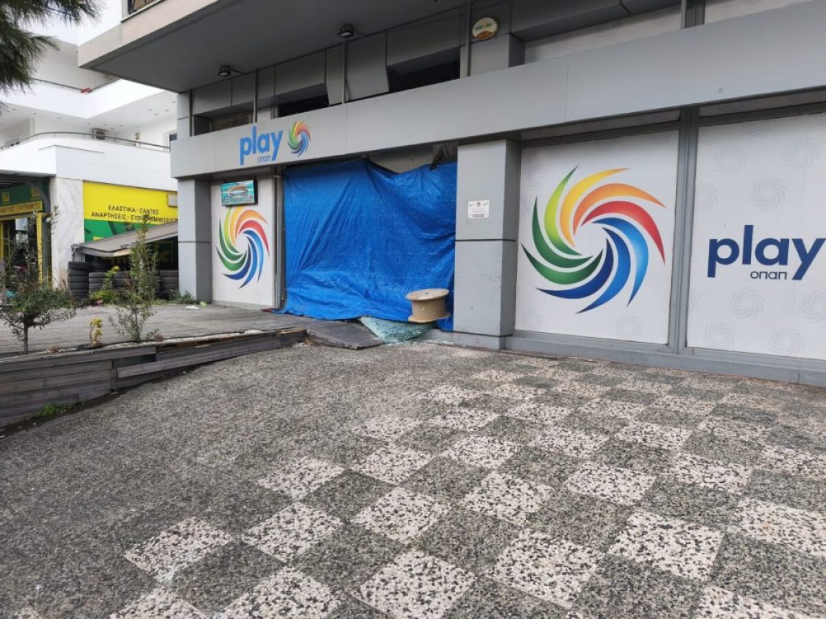 Άλιμος: “Κόλλησε το τιμόνι” είπε ο οδηγός του ΙΧ που έπεσε πάνω σε κατάστημα Play Opap και τραυμάτισε την υπάλληλο