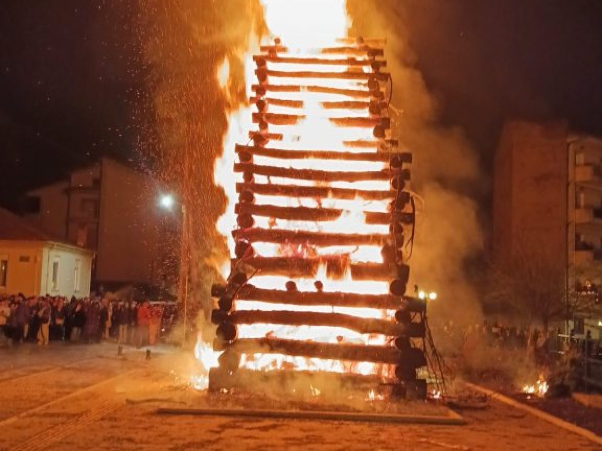 Άναψαν και φέτος οι φωτιές στη Φλώρινα – Πλήθος κόσμου στο γλέντι μέχρι το πρωί (βίντεο)