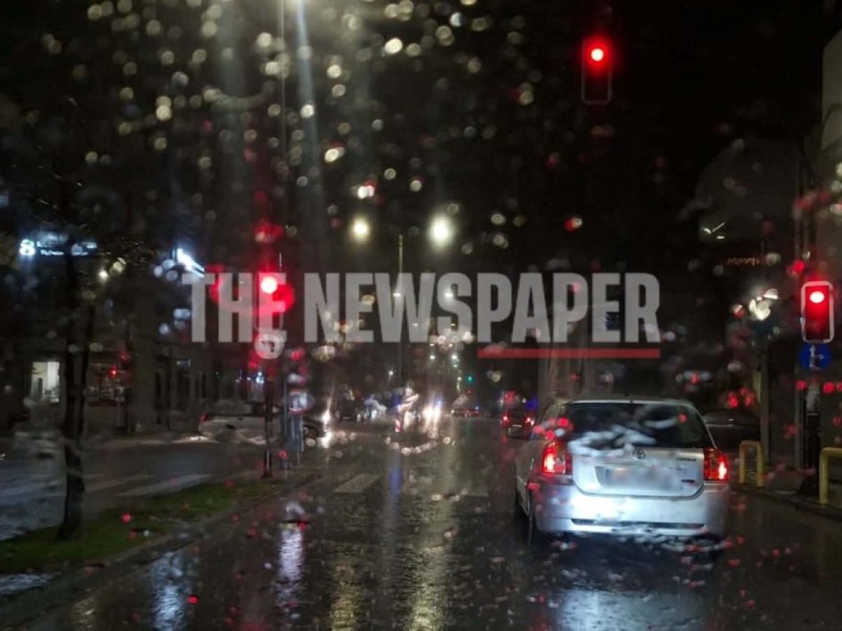 Άνοιξαν οι ουρανοί στον Βόλο – Σφοδρή βροχόπτωση τη νύχτα (βίντεο)