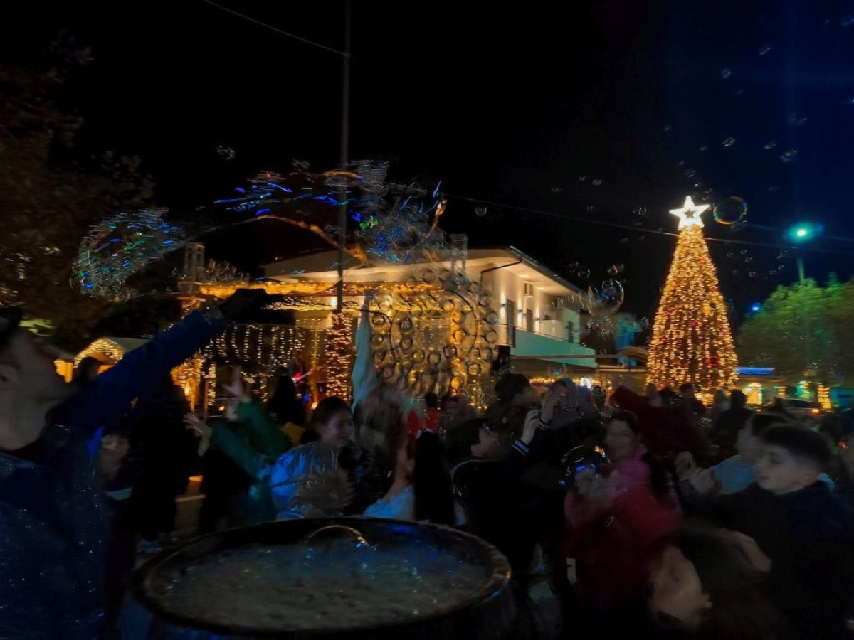Άνοιξε τις πύλες του το Χριστουγεννιάτικο Χωριό στη Ζαχάρω – Η πόλη φόρεσε τα γιορτινά της!