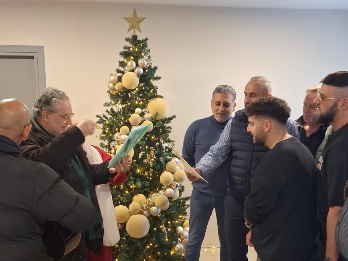 Άρωμα Χριστουγέννων στα γραφεία των «Αετών»: Κάλαντα από τον Ποέτα, χαμόγελα, μελομακάρονα και ευχές με βιντεοκλήση [βιντεο]