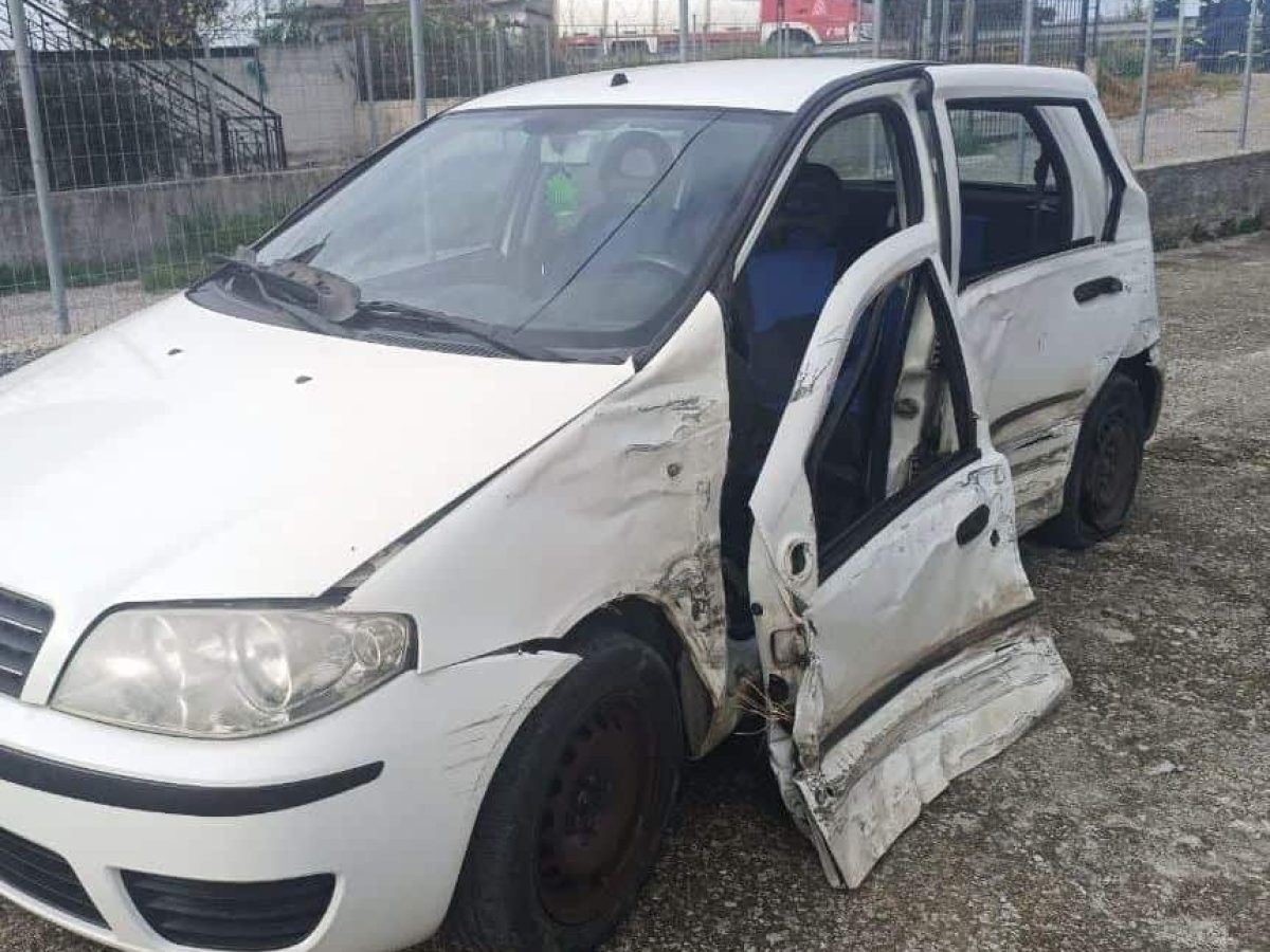 Αγρίνιο: Σμπαράλια έγινε αυτοκίνητο μετά από τροχαίο με εγκλωβισμό οδηγού (φωτο)