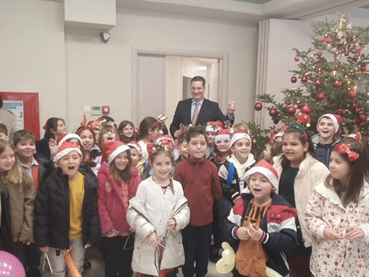 Αγρίνιο: Το Δημαρχείο γέμισε με παιδικές φωνές και Χριστουγεννιάτικες μελωδίες! (φωτο – βίντεο)