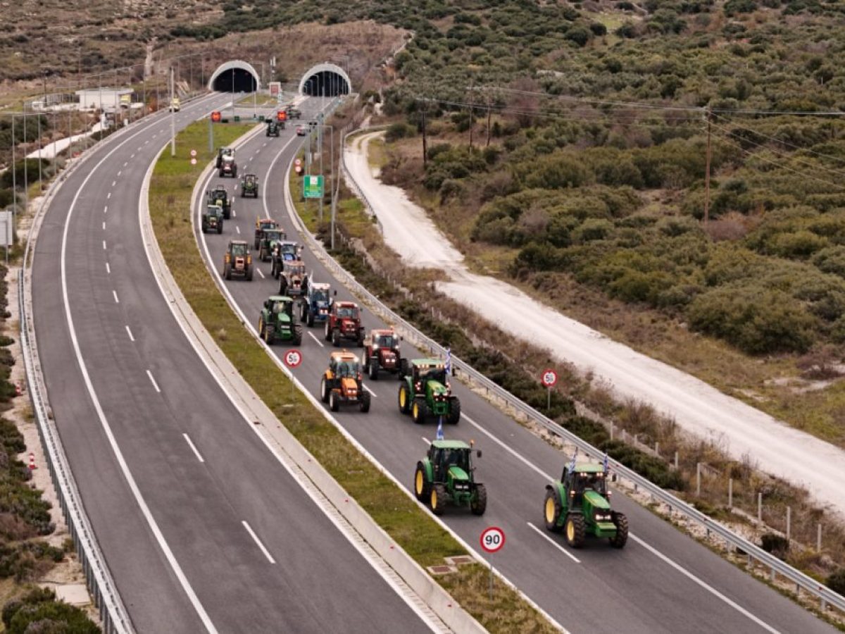 Αγρότες: Συνεχίζουν τα μπλόκα αλλά ανοίγουν μπάρες σε διόδια-Κλειστή η περιμετρική Πάτρας