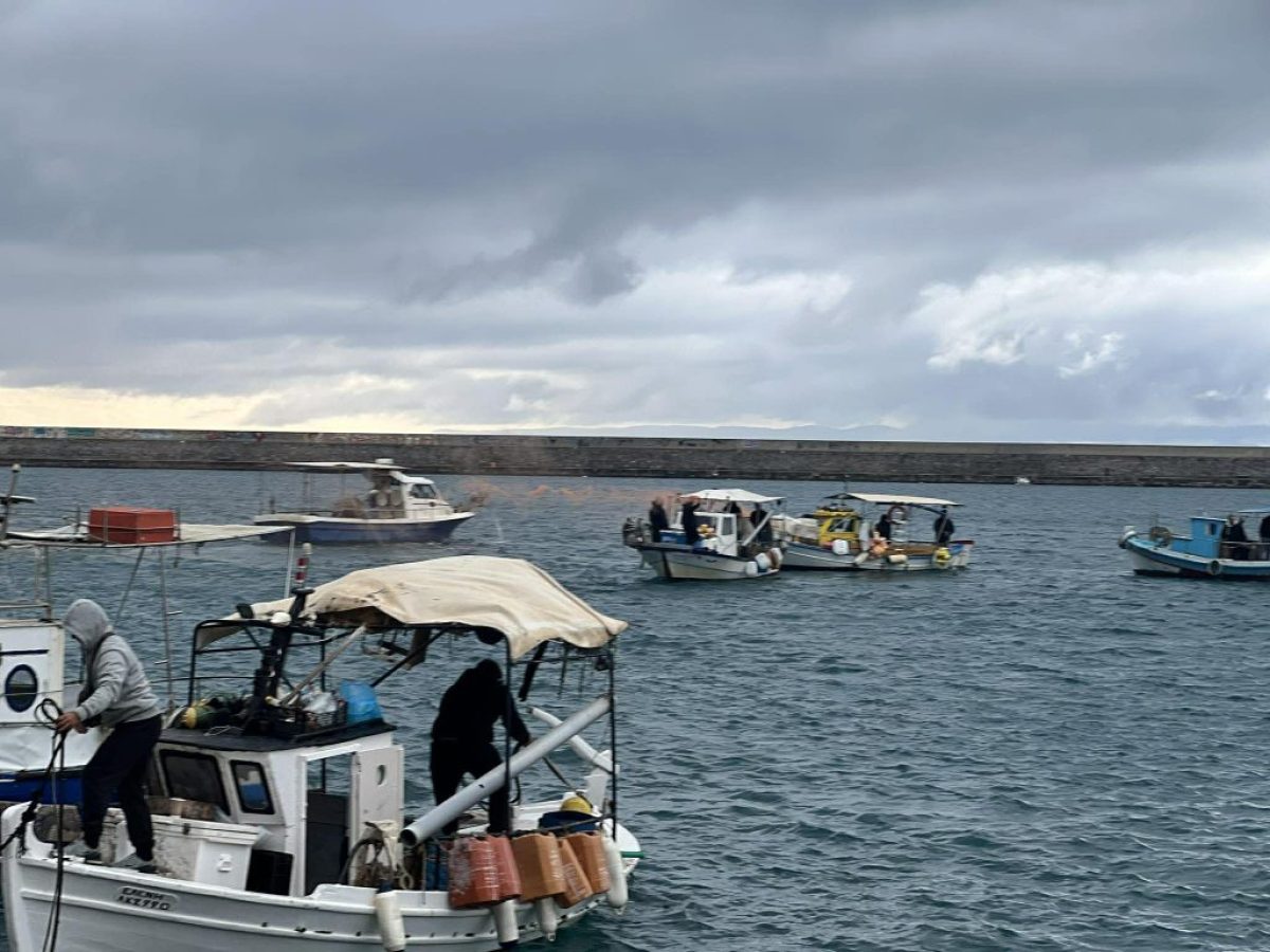 Αλιείς, αγρότες και κτηνοτρόφοι ένωσαν δυνάμεις στο λιμάνι της Καλαμάτας