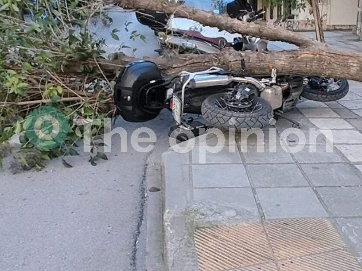 Αναποδογυρισμένα μηχανάκια από τους δυνατούς ανέμους – Καταγγελίες από διανομείς στη Θεσσαλονίκη (ΦΩΤΟ)