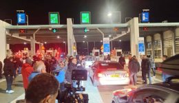 Αnigoklinoun-diodia-alla-apo-avrio