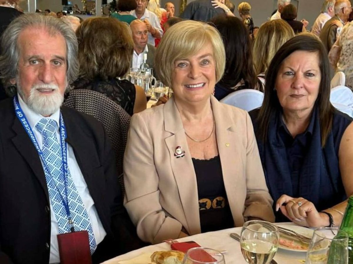 Απ’ τα γυμνασιακά  χρόνια δρατηριοποιούνται στα παροικιακά δρώμενα