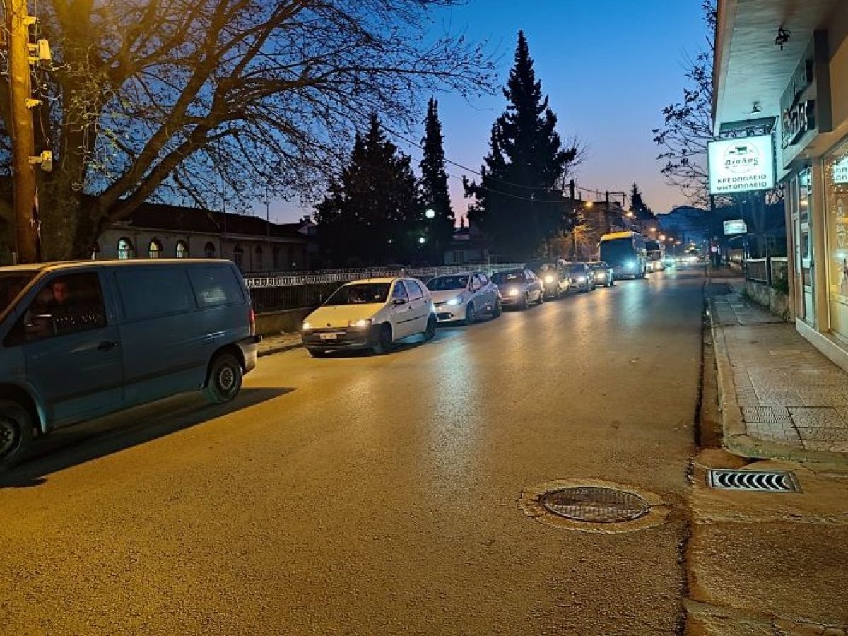 Απίστευτο μποτιλιάρισμα στη κεντρική πλατεία και την οδό Πύλης με ατέλειωτες ουρές αυτοκινήτων