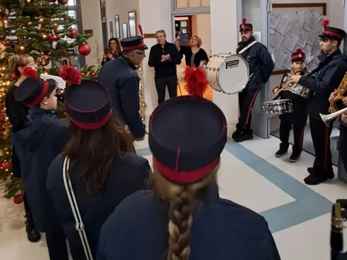 Αψήφησαν τη βροχή και είπαν τα κάλαντα στον Δήμαρχο Πολυγύρου!