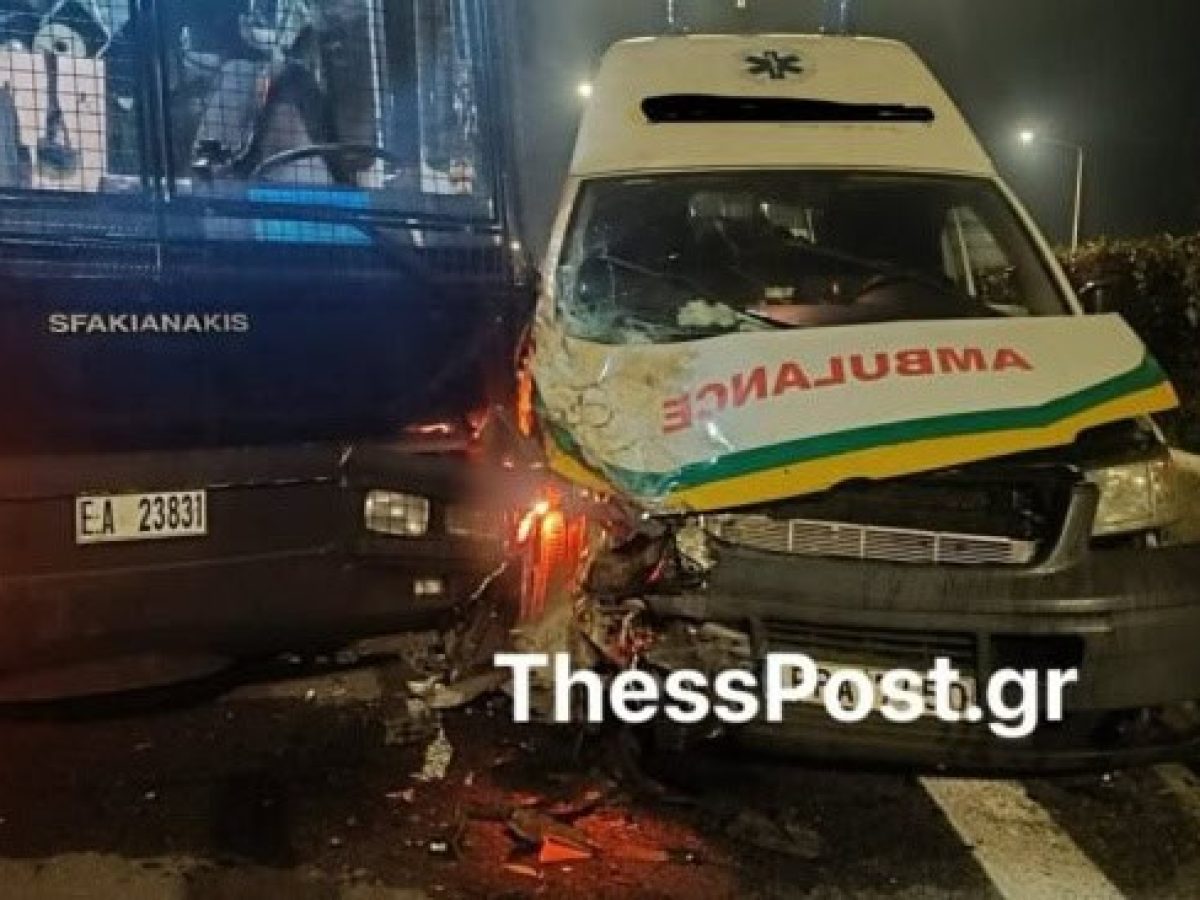 Ασθενοφόρο έπεσε σε κλούβα αστυνομίας στον Πλατύκαμπο
