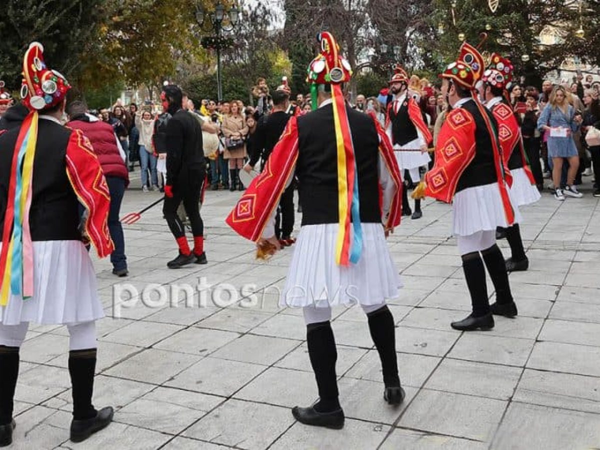 Αξέχαστοι έμειναν και φέτος οι Μωμόγεροι της Ευξείνου Λέσχης Αθηνών – Αναβίωσαν το εθιμικό δρώμενο και ξεσήκωσαν την εορταστική αγορά