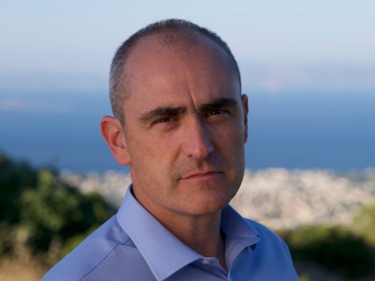 Ά&rho;&eta;&sigmaf; &Pi;&alpha;&pi;&omicron;&upsilon;&tau;&sigma;ή&sigmaf; (&Epsilon;&mu;&epsilon;ί&sigmaf; &Mu;&alpha;&rho;&alpha;&theta;ώ&nu;&alpha;&sigmaf;): &ldquo;&Pi;&omicron;&lambda;&iota;&tau;&iota;&kappa;ή &Pi;&rho;&omicron;&sigma;&tau;&alpha;&sigma;ί&alpha; &mu;&epsilon; &epsilon;&rho;&omega;&tau;&eta;&mu;&alpha;&tau;&iota;&kappa;ά &kappa;&alpha;&iota; ό&chi;&iota; &mu;&epsilon; &phi;&omega;&tau;&omicron;&gamma;&rho;&alpha;&phi;ί&epsilon;&sigmaf;&rdquo;