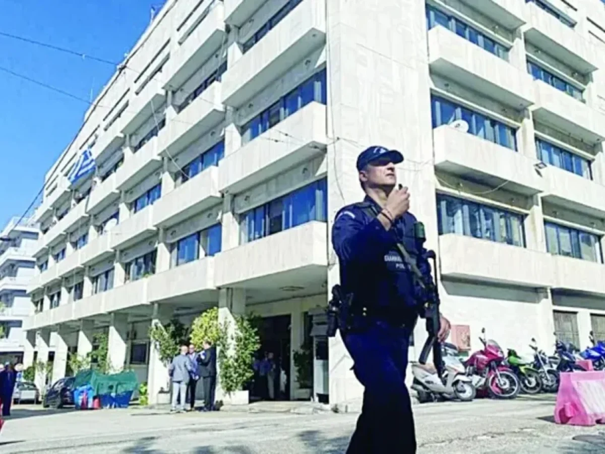 &Alpha;&chi;&alpha;ΐ&alpha;: &laquo;&Mu;&pi;&lambda;ό&kappa;&omicron;&raquo; &kappa;&alpha;&iota; &sigma;&tau;&iota;&sigmaf; &kappa;&rho;ί&sigma;&epsilon;&iota;&sigmaf; &tau;&eta;&sigmaf; &Epsilon;&Lambda;&Alpha;&Sigma; &ndash; &Tau;&omicron;&upsilon;&lambda;ά&chi;&iota;&sigma;&tau;&omicron;&nu; &mu;&iota;&alpha; 20ά&delta;&alpha; &theta;&alpha; &kappa;&rho;&iota;&theta;&epsilon;ί &pi;&rho;&omicron;&sigma;&epsilon;&chi;ώ&sigmaf;