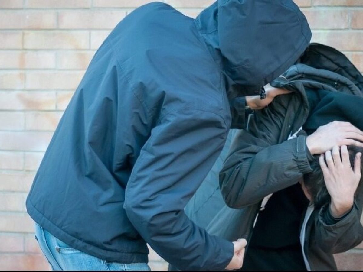&Alpha;&lambda;&epsilon;&xi;&alpha;&nu;&delta;&rho;&omicron;ύ&pi;&omicron;&lambda;&eta;: &Alpha;&nu;&alpha;&zeta;&eta;&tau;&epsilon;ί&tau;&alpha;&iota; &omicron; &alpha;&nu;ή&lambda;&iota;&kappa;&omicron;&sigmaf; &alpha;&pi;&rsquo; &tau;&eta;&nu; &Alpha;&sigma;&tau;&upsilon;&nu;&omicron;&mu;ί&alpha;, &omega;&sigmaf; &upsilon;&pi;&epsilon;ύ&theta;&upsilon;&nu;&omicron;&sigmaf; &tau;&rho;&alpha;&upsilon;&mu;&alpha;&tau;&iota;&sigma;&mu;&omicron;ύ &sigma;&upsilon;&nu;&omicron;&mu;ή&lambda;&iota;&kappa;&omicron;&upsilon; &tau;&omicron;&upsilon; &sigma;&tau;&eta;&nu; ά&gamma;&rho;&iota;&alpha; &sigma;&upsilon;&mu;&pi;&lambda;&omicron;&kappa;ή