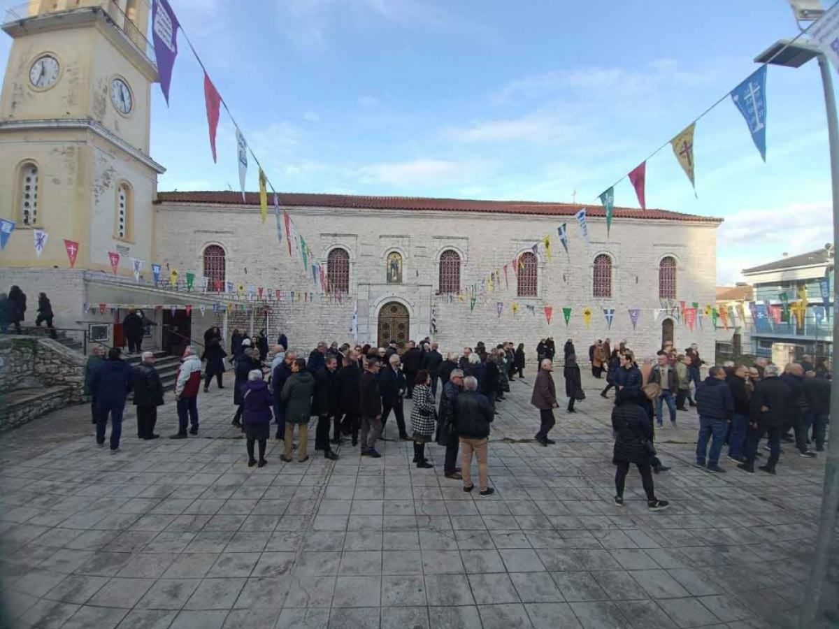&Alpha;&mu;&phi;&iota;&lambda;&omicron;&chi;ί&alpha;: &Sigma;&upsilon;&gamma;&kappa;ί&nu;&eta;&sigma;&eta; &sigma;&tau;&omicron; &tau;&epsilon;&lambda;&epsilon;&upsilon;&tau;&alpha;ί&omicron; &alpha;&nu;&tau;ί&omicron; &sigma;&tau;&omicron;&nu; &Beta;&alpha;&sigma;ί&lambda;&eta; &Gamma;&kappa;&alpha;&nu;&iota;ά&tau;&sigma;&alpha; (&phi;&omega;&tau;&omicron;)
