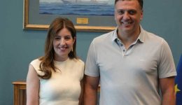 &Alpha;pantisis-zita-i-karampatsoli-gia