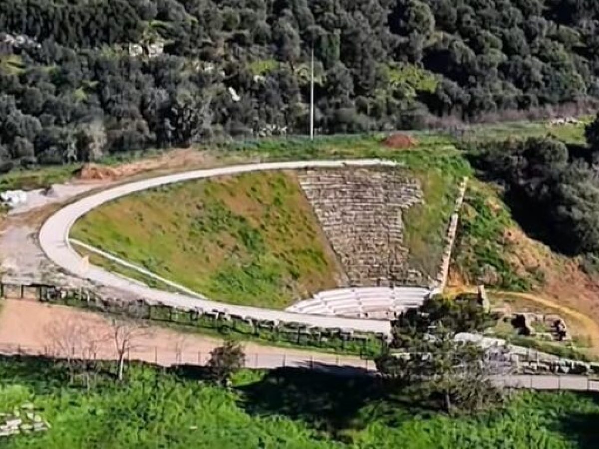 &Alpha;&rho;&chi;&alpha;ί&omicron; &theta;έ&alpha;&tau;&rho;&omicron; &Sigma;&tau;&rho;ά&tau;&omicron;&upsilon;: &Epsilon;&delta;ώ &eta; &iota;&sigma;&tau;&omicron;&rho;ί&alpha; &sigma;&upsilon;&nu;&alpha;&nu;&tau;ά &tau;&eta; &phi;ύ&sigma;&eta;