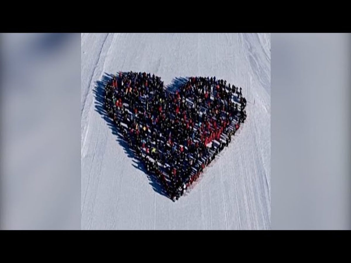 1.000 σκιέρ σχημάτισαν τεράστια καρδιά στο χιόνι για τα θύματα της φονικής πυρκαγιάς στο Κραν Μοντανά, δείτε βίντεο