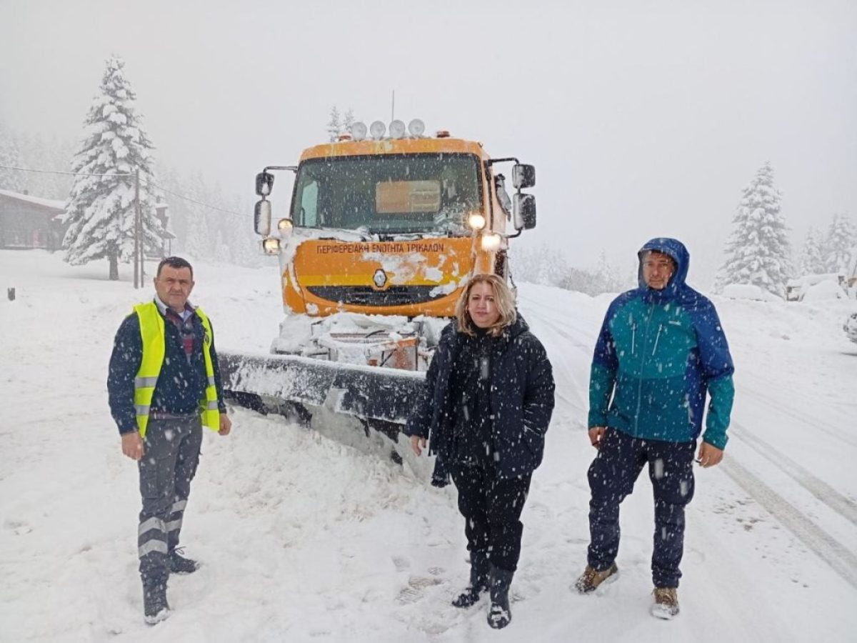 61 μηχανήματα της Π.Ε. Τρικάλων σε επιχείρηση αποχιονισμού – Η αντιπεριφερειάρχης στο πεδίο