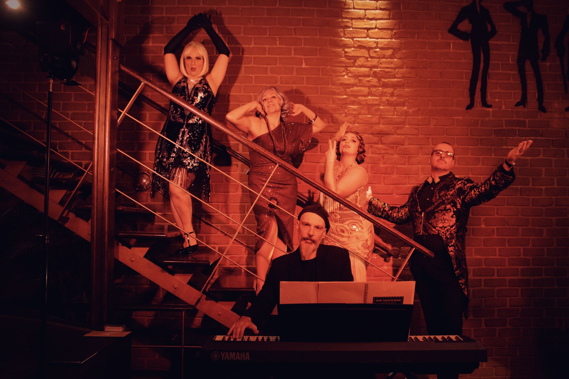 CABARET-Noir-ena-Who-Done