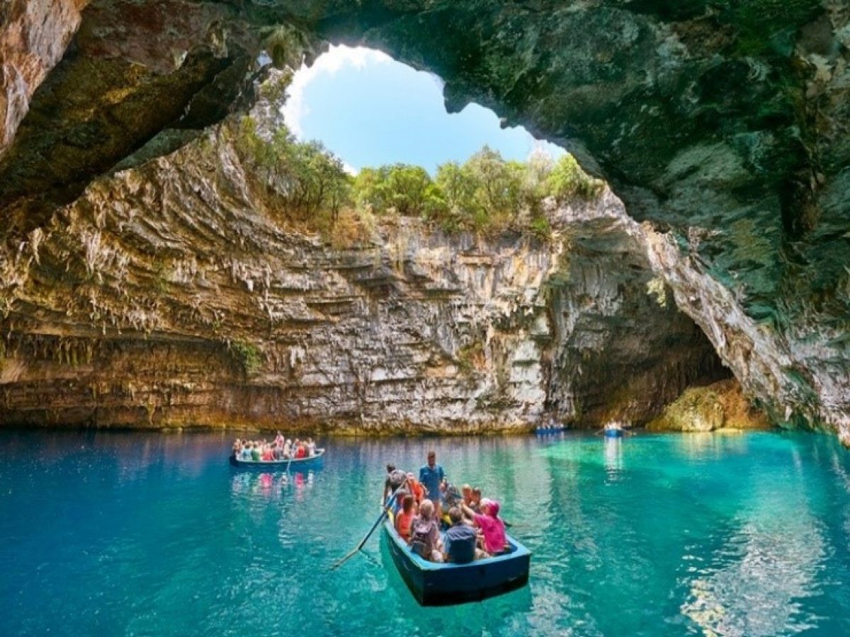 Conde Nast Traveller: Η Κεφαλονιά στα 15 νησιά που θα “σαρώσουν” το 2026 λόγω φυσικής ομορφιάς